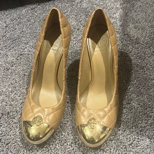 Tory Burch Kaitlin Tan Gold Quilted Leather
Wedges Cap Toe Pumps 95MM Wedge